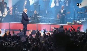 Au bord des larmes, Michel Sardou a fait ses adieux définitifs à la scène hier soir pour son dernier concert sur C8