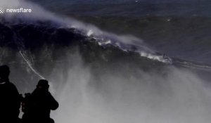 SURF : Record du monde une vague de  25m de haut prise à Nazaré au Portugal