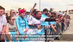 Foot: à l'aéroport de Marseille, des supporters venus dire merci