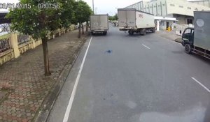 2 gars en scooter font les cons [FAIL]