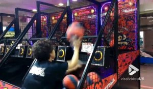 Grand-mère bat tous les records de Basket en jeu d'arcade !