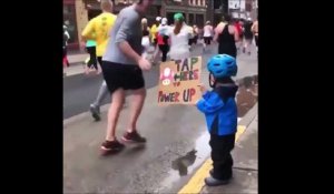 Le moment adorable de la journée : cet enfant redonne de l'énergie aux marathoniens