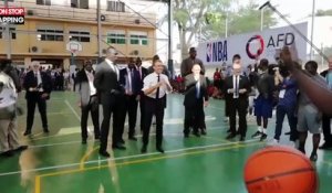 Emmanuel Macron tente de jouer au basket, sans succès (Vidéo)