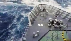 Les images incroyables d'un bateau en pleine tempête... Fou