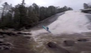 Ce kayakiste parvient à descendre cette effrayante chute d'eau