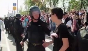 Comment la police bloque les manifestants en Russie