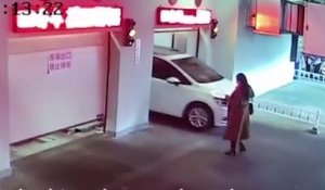 Une femme entre dans un parking automatique