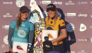 Stephanie Gilmore reçoit son trophée après sa victoire sur l'Oi Rio Women's Pro - Adrénaline - Surf