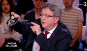 [Zap Actu] Jean-Luc Mélenchon joue avec des ciseaux pour illustrer la politique Macron (18/05/2018)