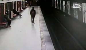 Il se jette sur les rails du métro pour sauver un petit garçon qui vient de chuter... Héro du jour