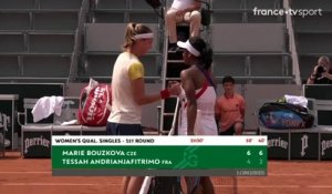 Roland-Garros : Un passing victorieux et Marie Bouzkova sort Tessah Andrianjafitrimo !