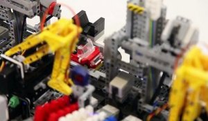 Il crée une usine de voiture en LEGO - LEGO Car Factory