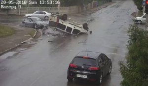 Une voiture grille un feu rouge en Ukraine