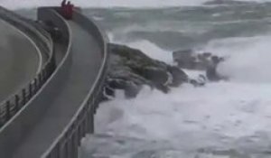 Un route balayée par les vagues... Terrifiant et magnifique