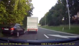 Le conducteur de cette camionnette s'en prend à la mauvaise voiture... Dommage