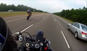 Ce motard chute en faisant une roue arrière à plus de 160kmh sur l'autoroute