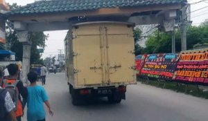 Mais que fait ce camion avec une arche sur le toit (Indonésie)