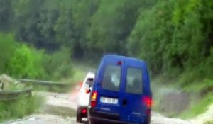 Circulation difficile dans le secteur de L'Isle-sur-le-Doubs où des torrents d'eau se déversent sur la route