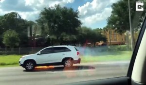 Elle croise une voiture en feu sur l'autoroute