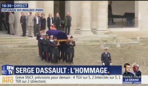 Le cercueil de Serge Dassault arrive dans la cour des Invalides