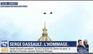 Hommage à Serge Dassault: deux rafales survolent la cour des Invalides