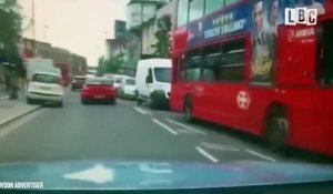 Un cycliste sort un énorme couteau lors d'un road rage