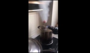 Regardez comment il fait cuire son oeuf à la vapeur