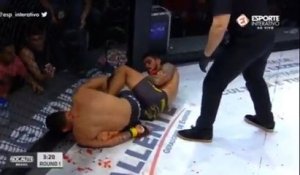 MMA : ils continuent de se battre malgré l'interruption de l'arbitre