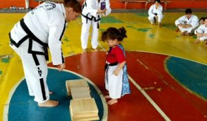 Une fillette doit casser une planchette au taekwondo (Porto Rico)