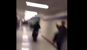 Un jeune homme arrêté en train de faire de la moto dans les couloirs d'une école