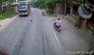 Un bébé traverse la route tout seul au moment ou 2 camions approchent