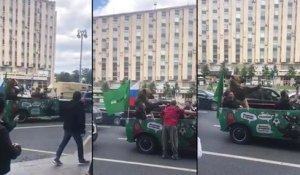 Un homme se promène avec son ours