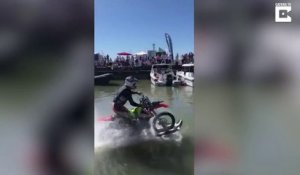 Ce biker traverse une rivière à moto... Classe