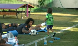 Brésil - Marcelo distrait par son fils à l'entraînement