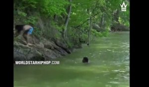 Il saut à l'eau pour aider son ami qui allait se faire attaquer par un alligator