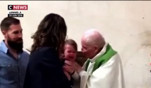 Un prêtre gifle un enfant pendant son baptême et provoque la colère de nombreux internautes