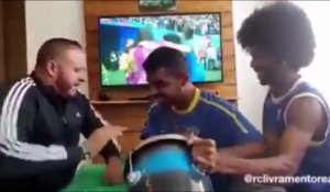 Il mime un match de foot à un supporter sourd, muet et aveugle du Brésil