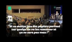 Macron à un étudiant qui l'interpelle en Belgique: "Ne mettez pas des papiers partout!"