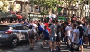 Les supporters français bloquent le trafic parisien!