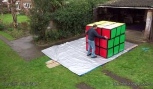 Il termine le plus grand Rubik's Cube du monde