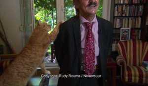 Un chat vidéobombe son maitre pendant une interview (Pologne)