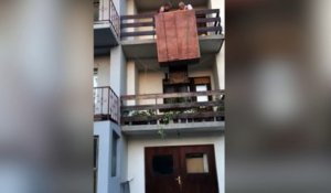 Ils tentent de descendre une armoire par le balcon et c'est la catastrophe