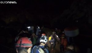 Thaïlande : les sauveteurs installent des cordes dans la grotte