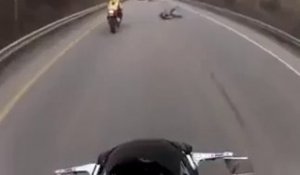 Ce motard se prend la gamelle de sa vie... Enorme glissade en pleine autoroute