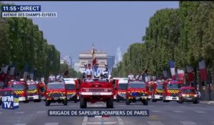 14-Juillet: la brigade des sapeurs-pompiers de Paris défile à présent sur les Champs-Elysées