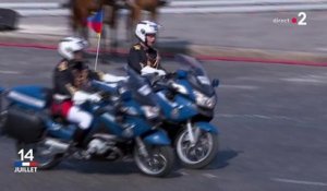 VIDEO. Défilé du 14 juillet : deux motos se sont percutées devant la tribune présidentielle