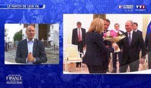 Emmanuel et Brigitte Macron et le bouquet de Poutine