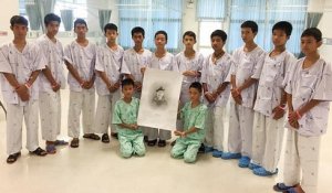 Thaïlande : les enfants remercient les plongeurs