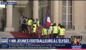 1000 jeunes footballeurs sont en train d'arriver à l'Élysée