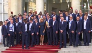 Coupe du monde 2018 : Les Bleus célèbrent la victoire sur le perron de l'Elysée